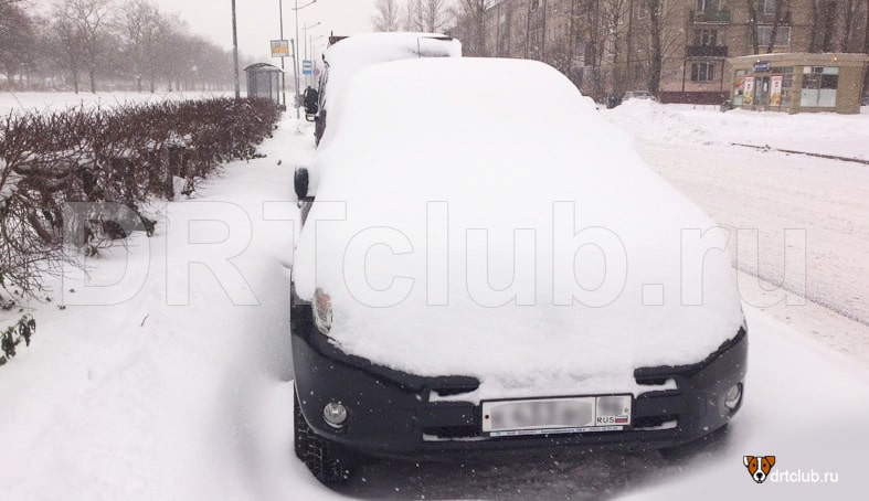 Автомобили засыпало пушистым снегом