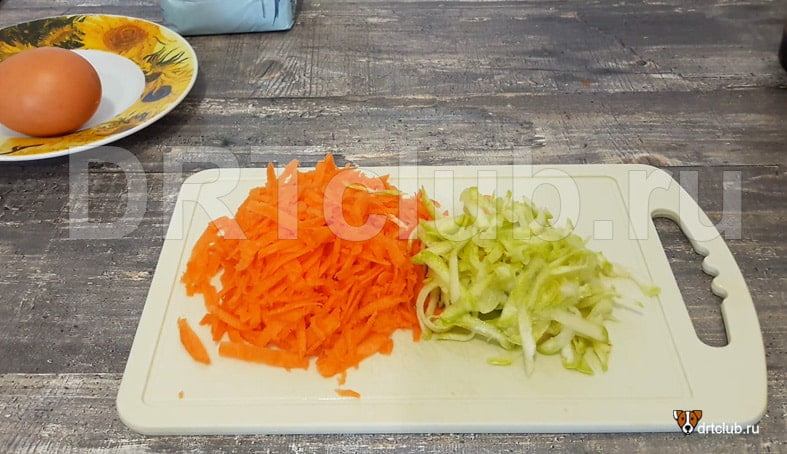 Натираем на тёрке морковь и кабачок